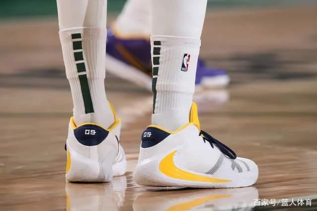 拉塞尔30分詹姆斯21+14 湖人终结鹈鹕4连胜